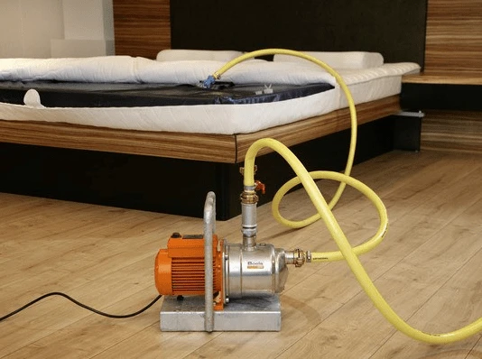 Waterbed legen met de waterbedpomp