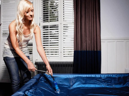 Waterbed leegpompen